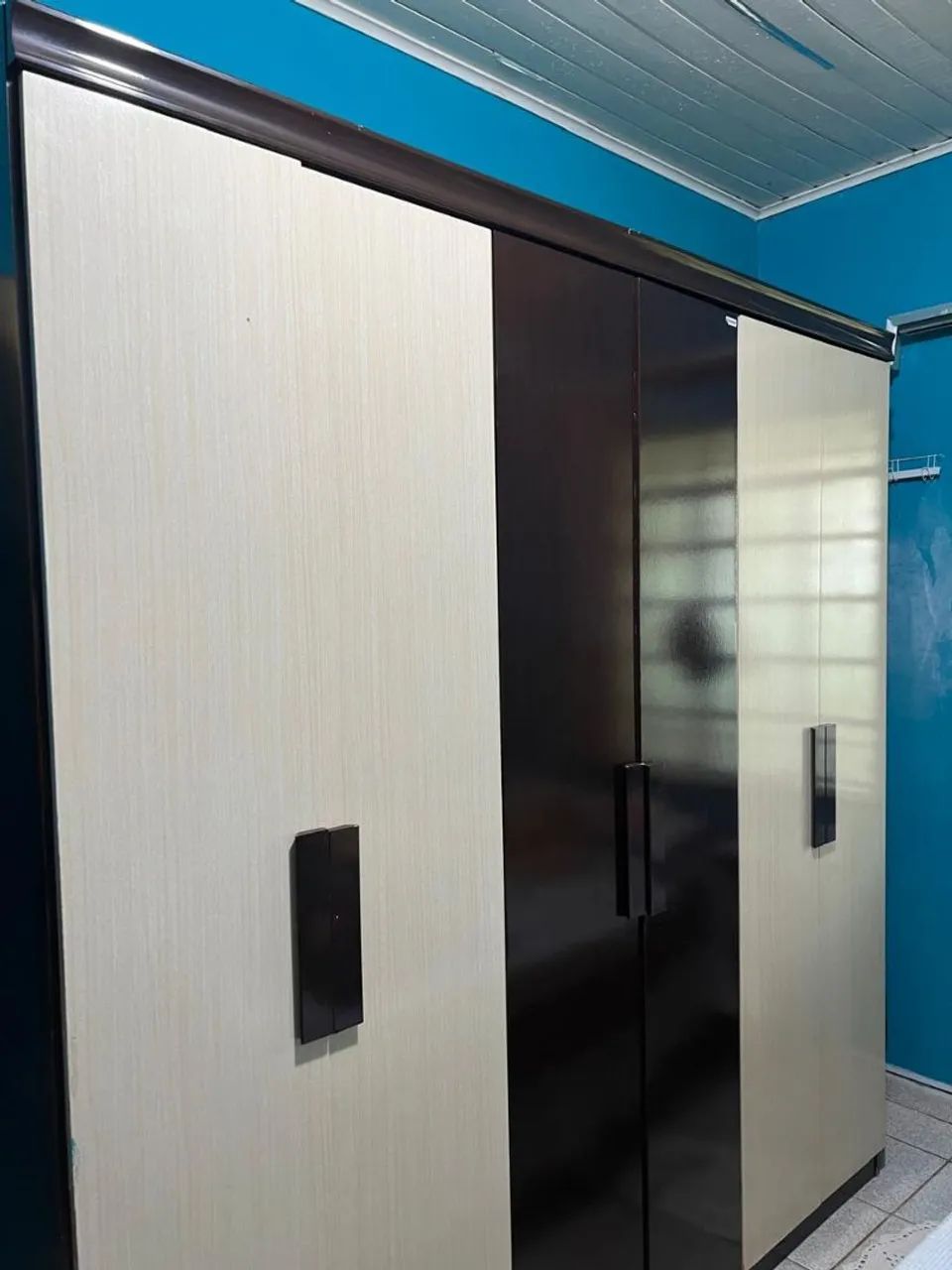 2 Guarda-Roupas com 6 portas