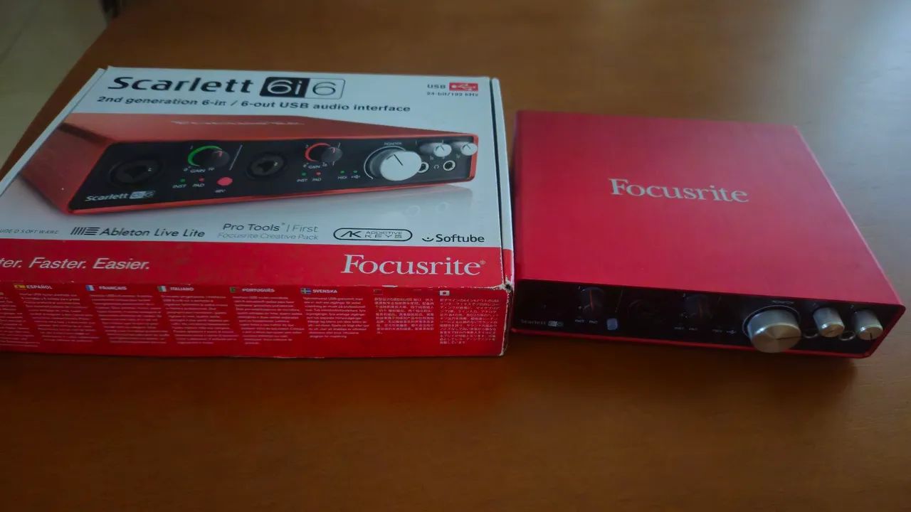 Placa de Som / Interface de Áudio Focusrite Scarlett 6i6 (2ª Geração)