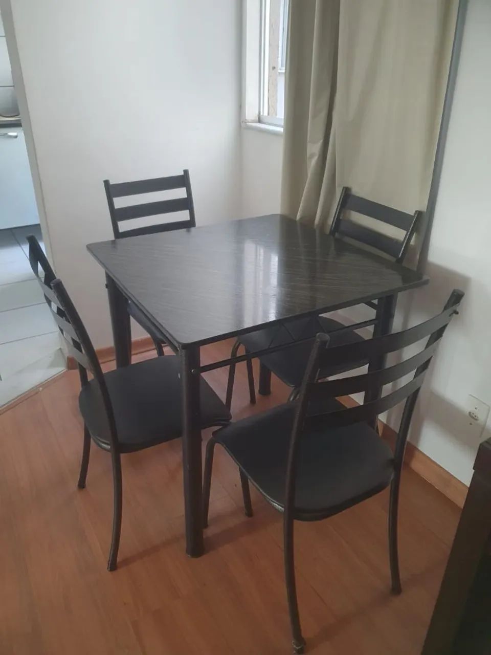 Mesa de jantar 4 lugares 