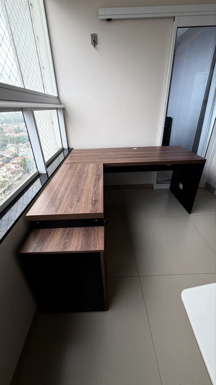 Mesa de escritório em L com gaveteiro - Foto 2