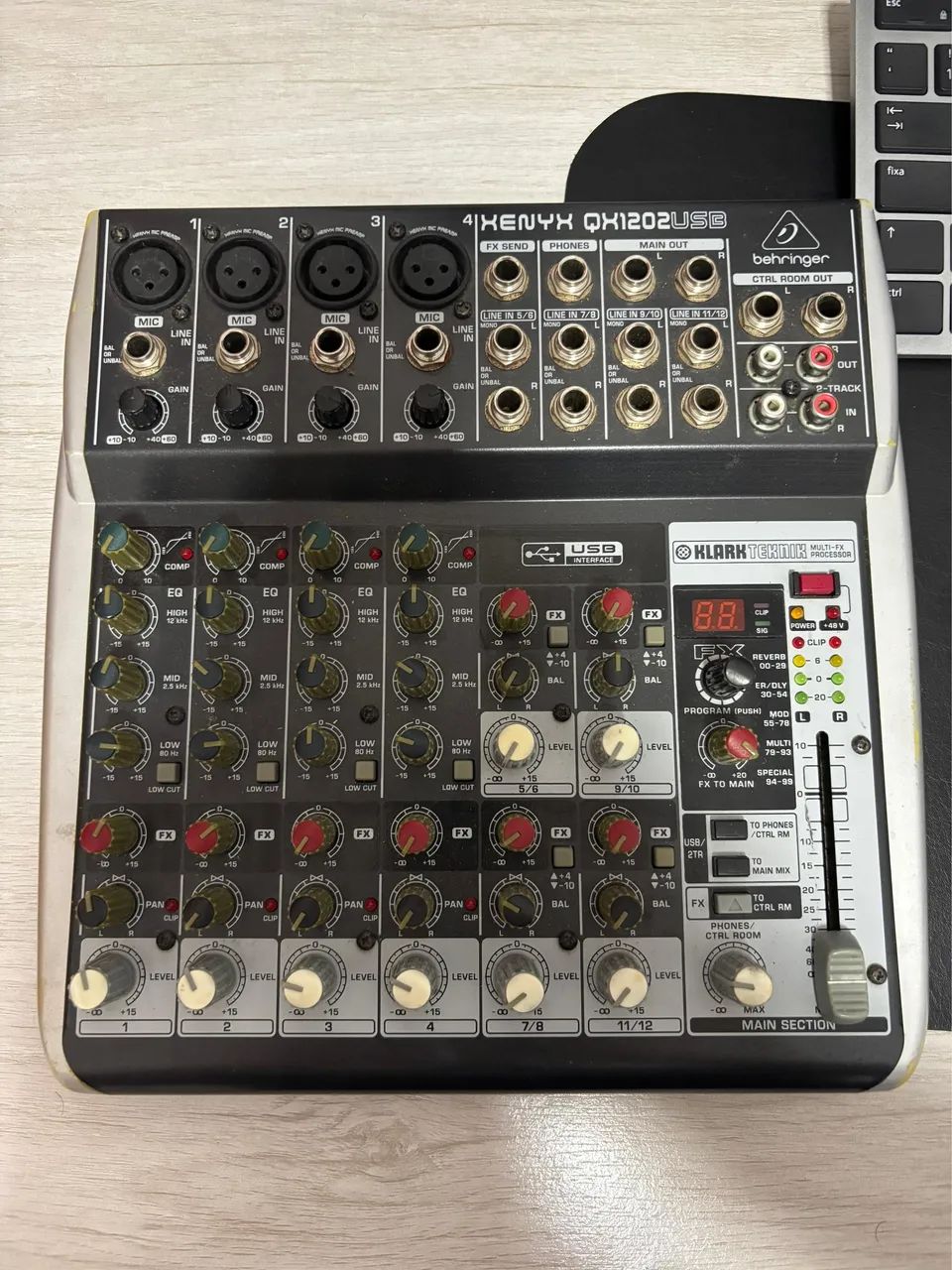 Mesa de Som Behringer Xenyx QX1202USB ? 12 Canais com Efeitos