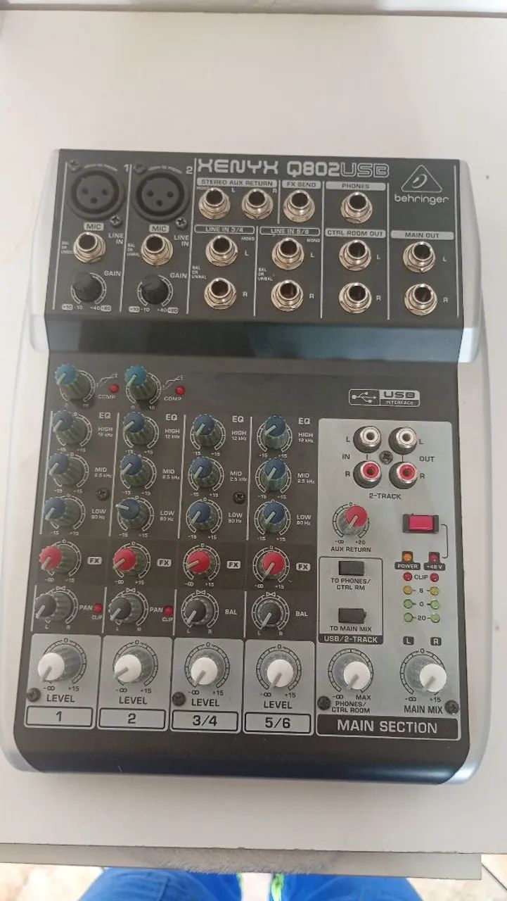 Mesa mix Behringer 802