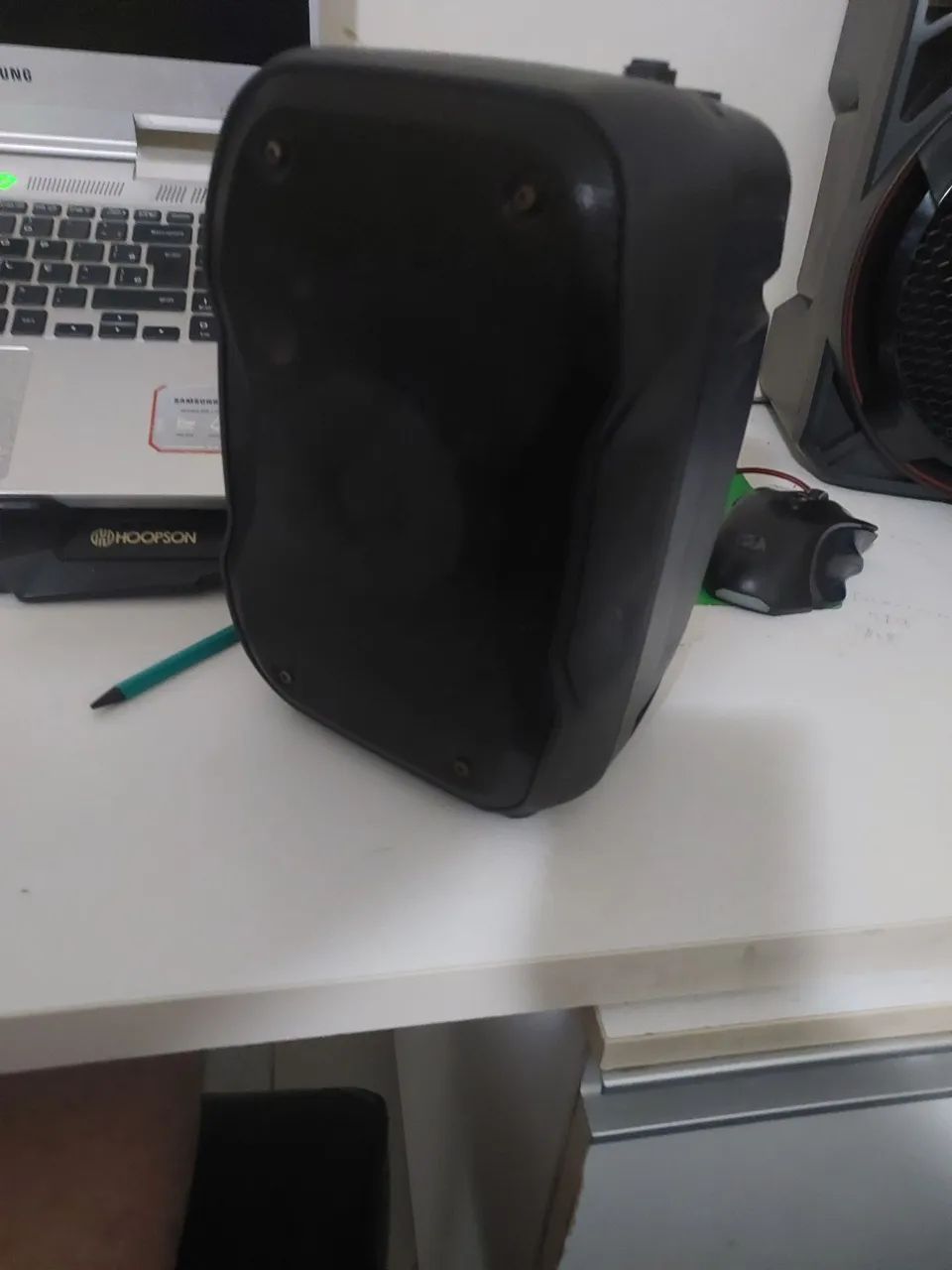 Caixa de som portátil amplificada com conexão Bluetooth.