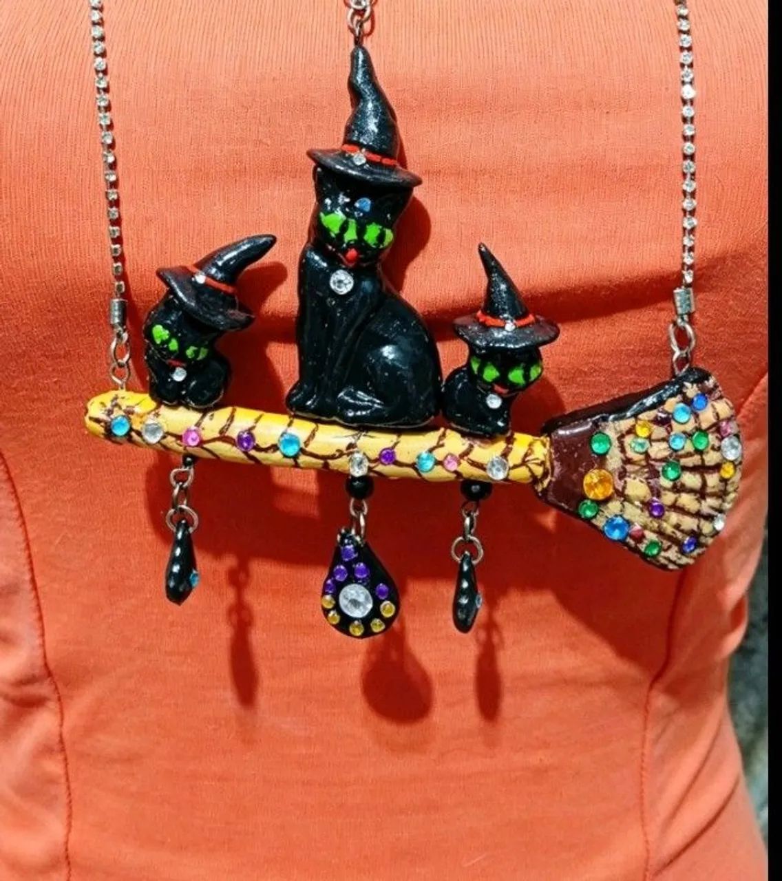 Pingente Salém gotico 3 gatos com chapéu de bruxa  e corrente de Extras . - Foto 3