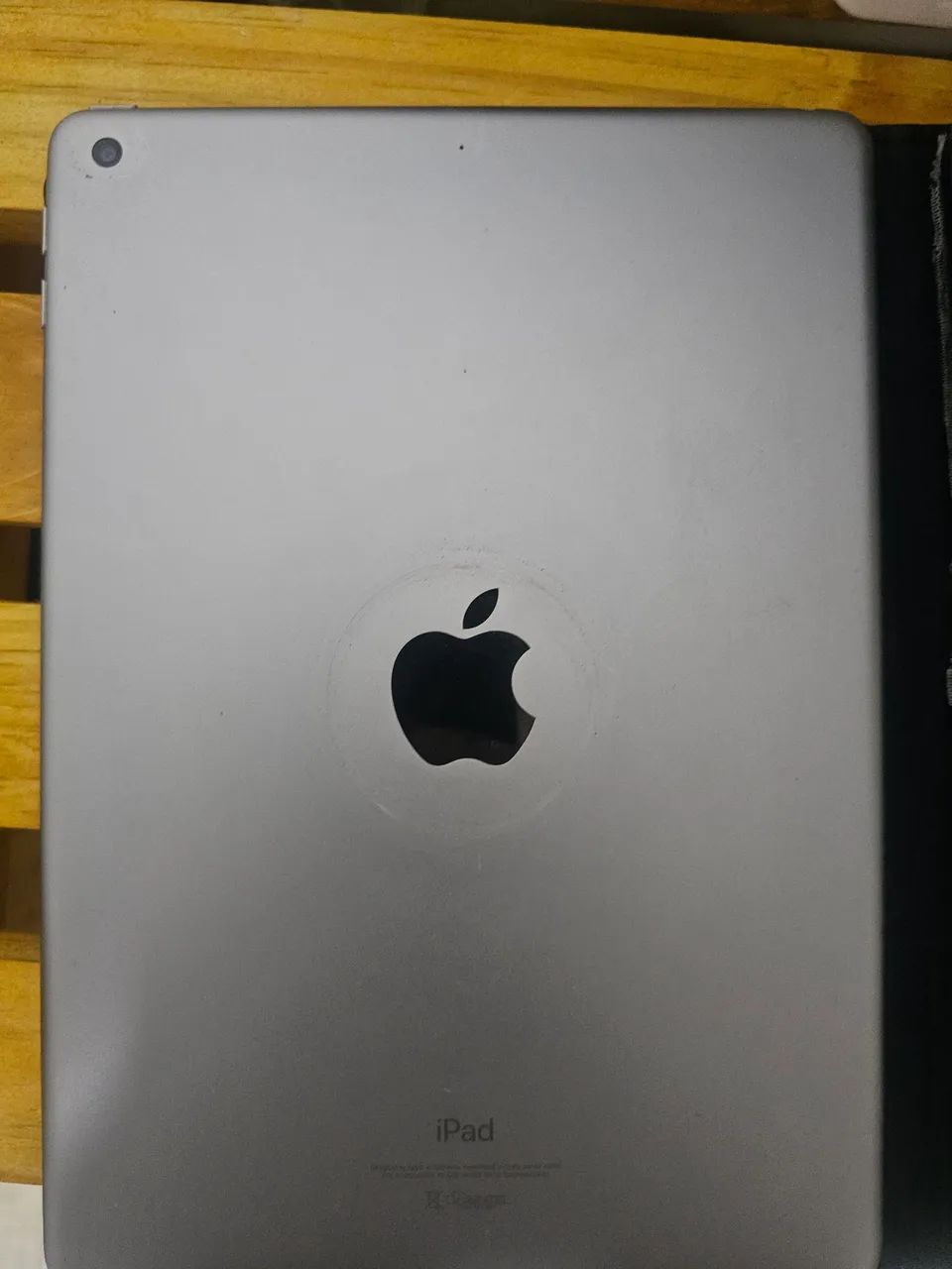 IPAD 6 Geração prata/cinza com carregador original  - Foto 2