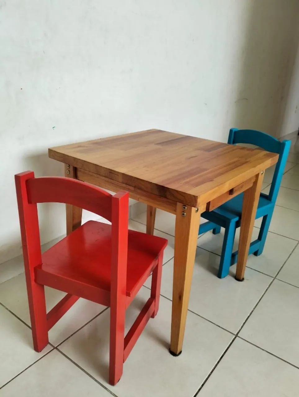 Mesinha quadrada com duas cadeiras coloridas infantil