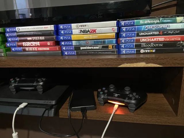 Ps4 Slim - Dois controles - 1 jogo - Videogames - Setor Campinas, Goiânia  1256806130