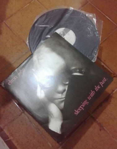 Lp do Elton John - Sleeping With The Past