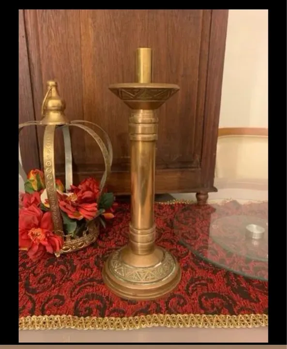 Castiçal antigo de metal dourado