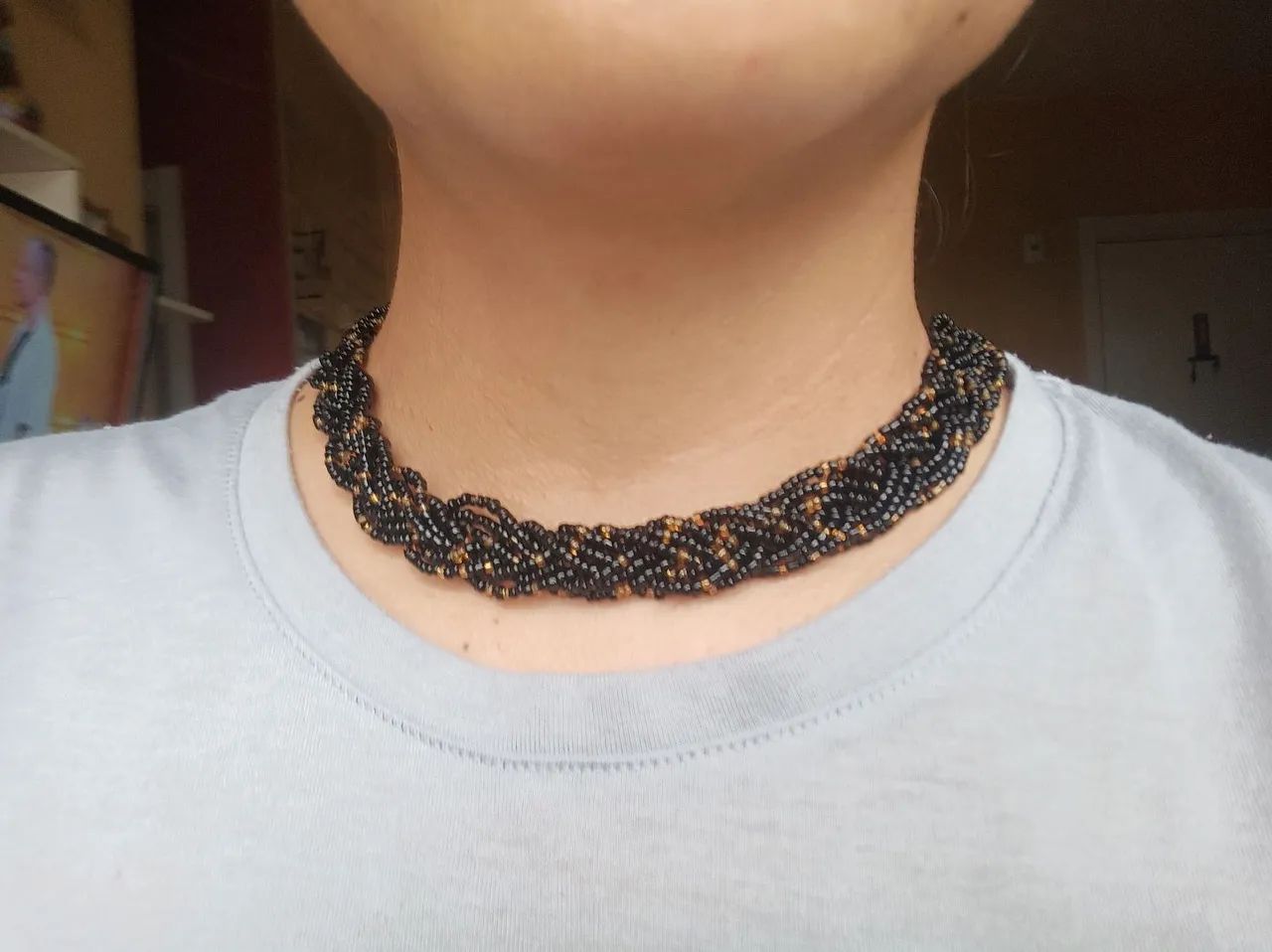 Colar de miçanguinhas trançadas preto e dourado  - Foto 2