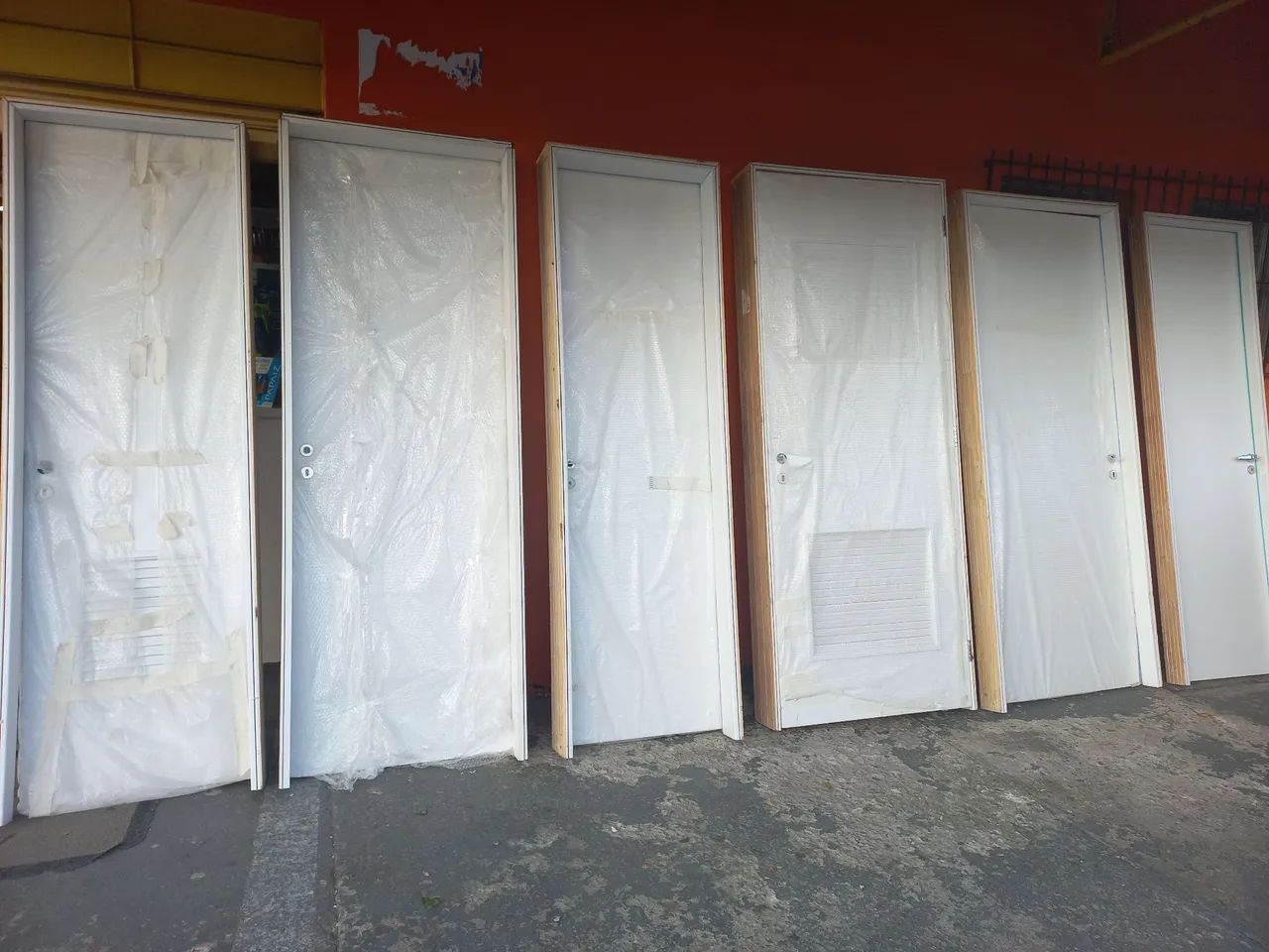 Portas de madeira novas completa