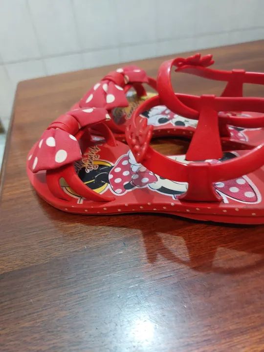 Sandálias Minnie Mouse para Bebê - Vermelhas - Tamanho 28 - Foto 2