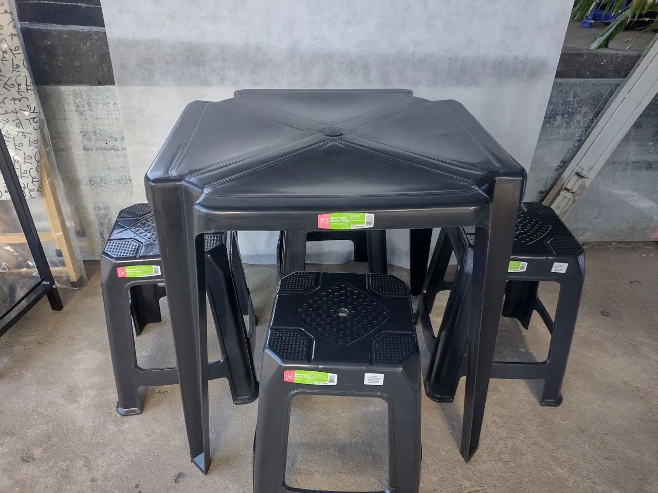 Conjunto Mesa e banquetas de Plástico Preto