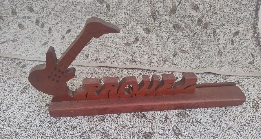 Peça decorativa em madeira em formato de uma guitarra  em ótimo estado. - Foto 2