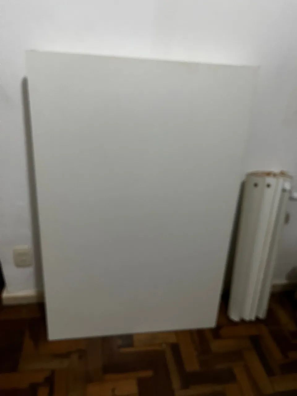 Mesa branca para diversas finalidades