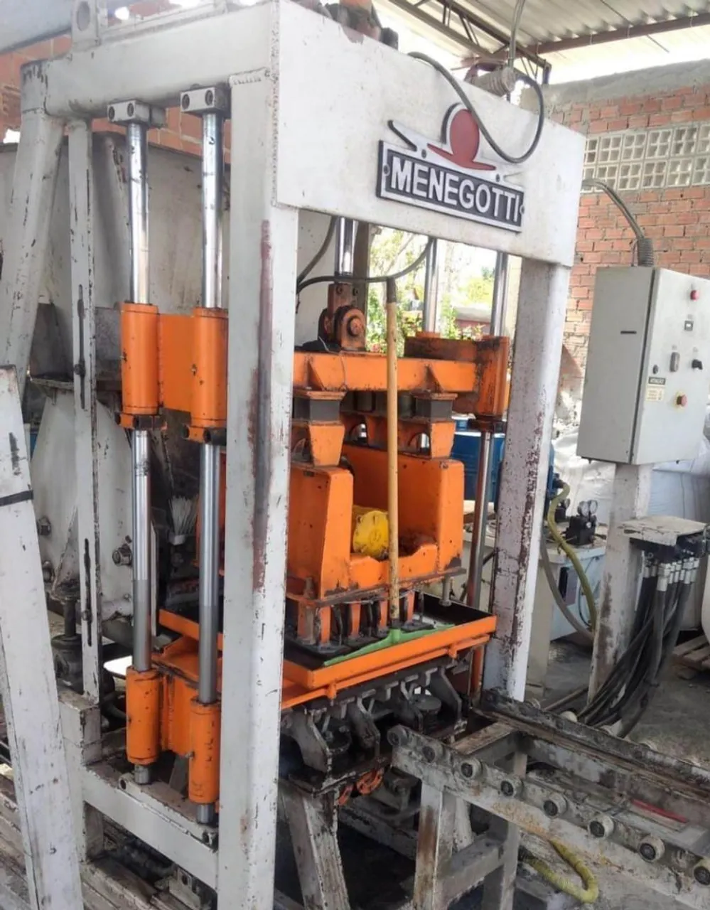 Máquina para fabricação de blocos de concreto MENEGOTTI