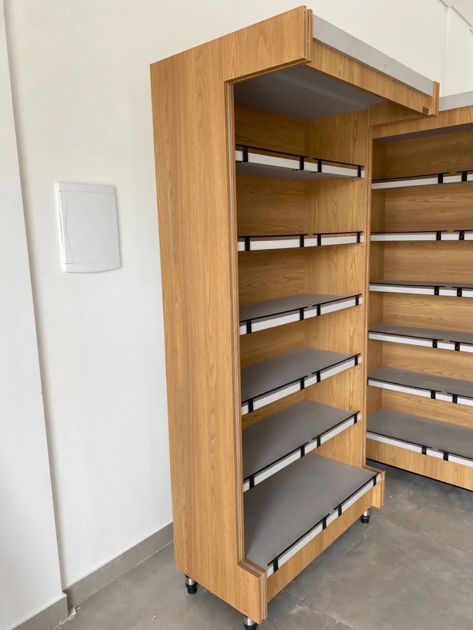 Gôndolas em MDF com porta preço  - Foto 6