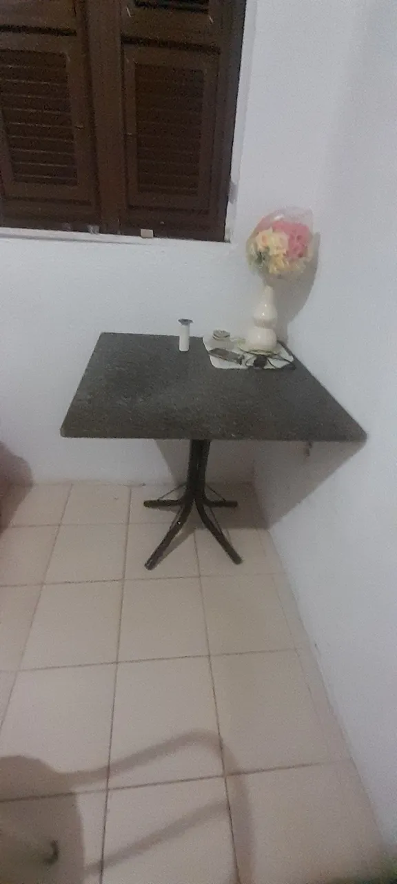 Mesa quadrada com base floral tampo granito