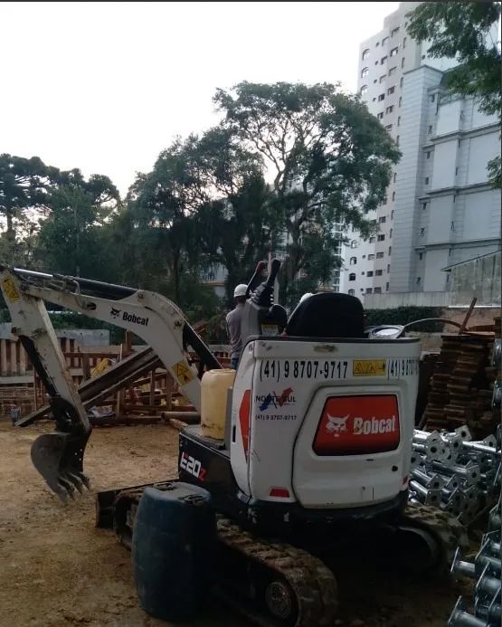 Bobcat Mini escavadeira E20 - Ano 2023 + Rompedor