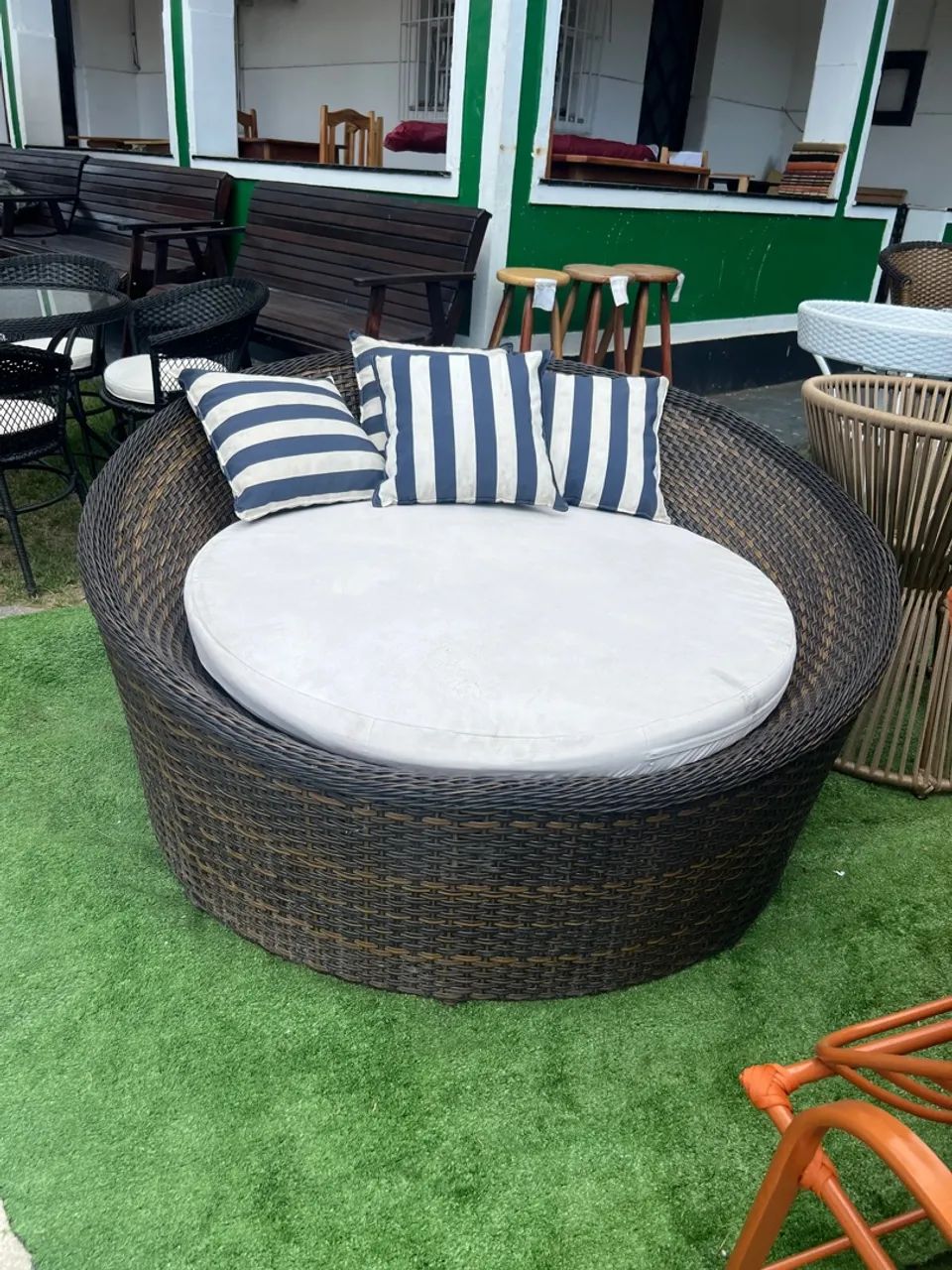 CHAISE Sofá Concha casal ,pode ficar no tempo sol ou na chuva é facil  de limpar - Foto 5
