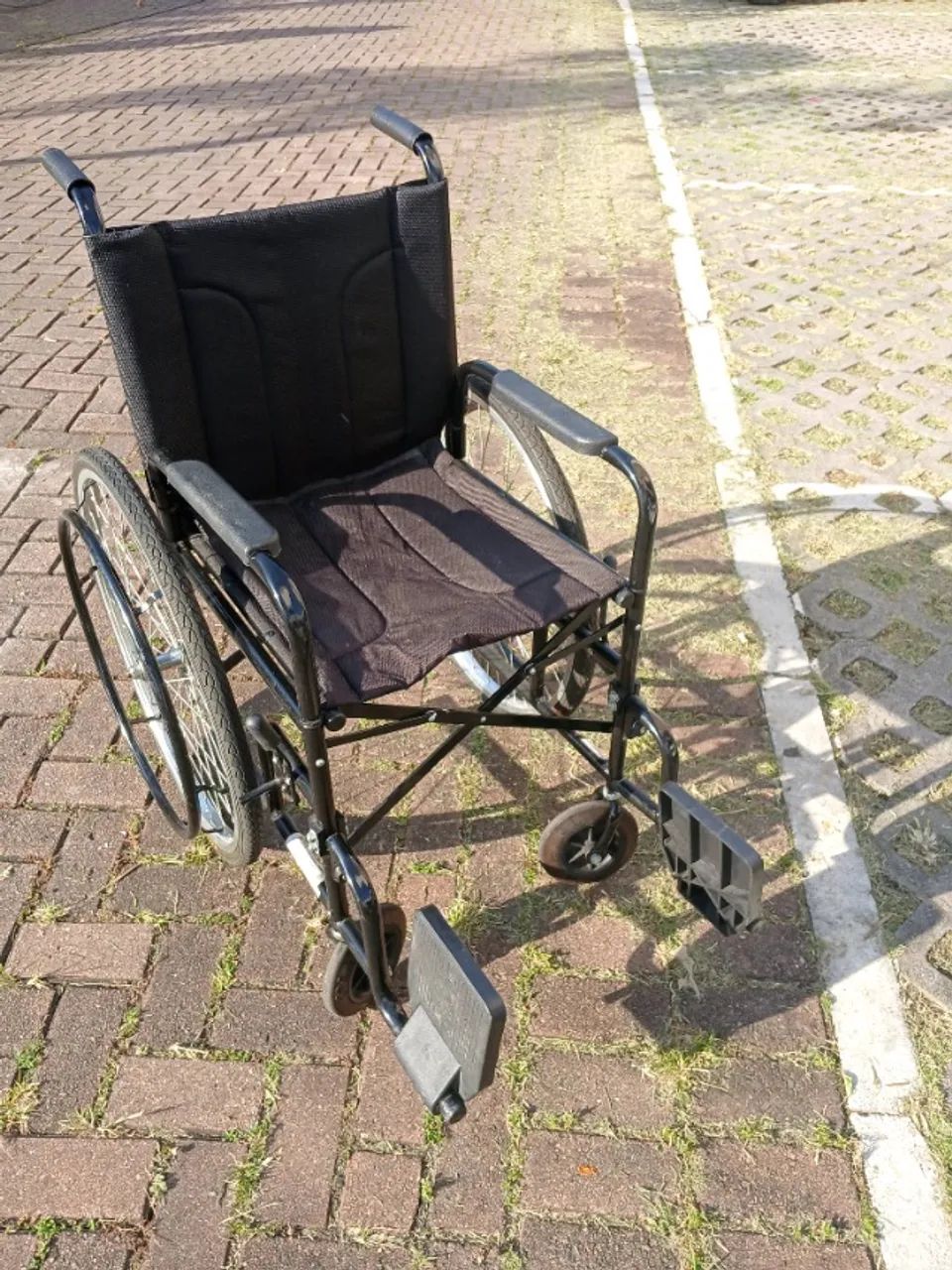 cadeira de rodas cds m2000 pneus infláveis novíssima usada 1 vez estabelecimento comercial - Foto 2