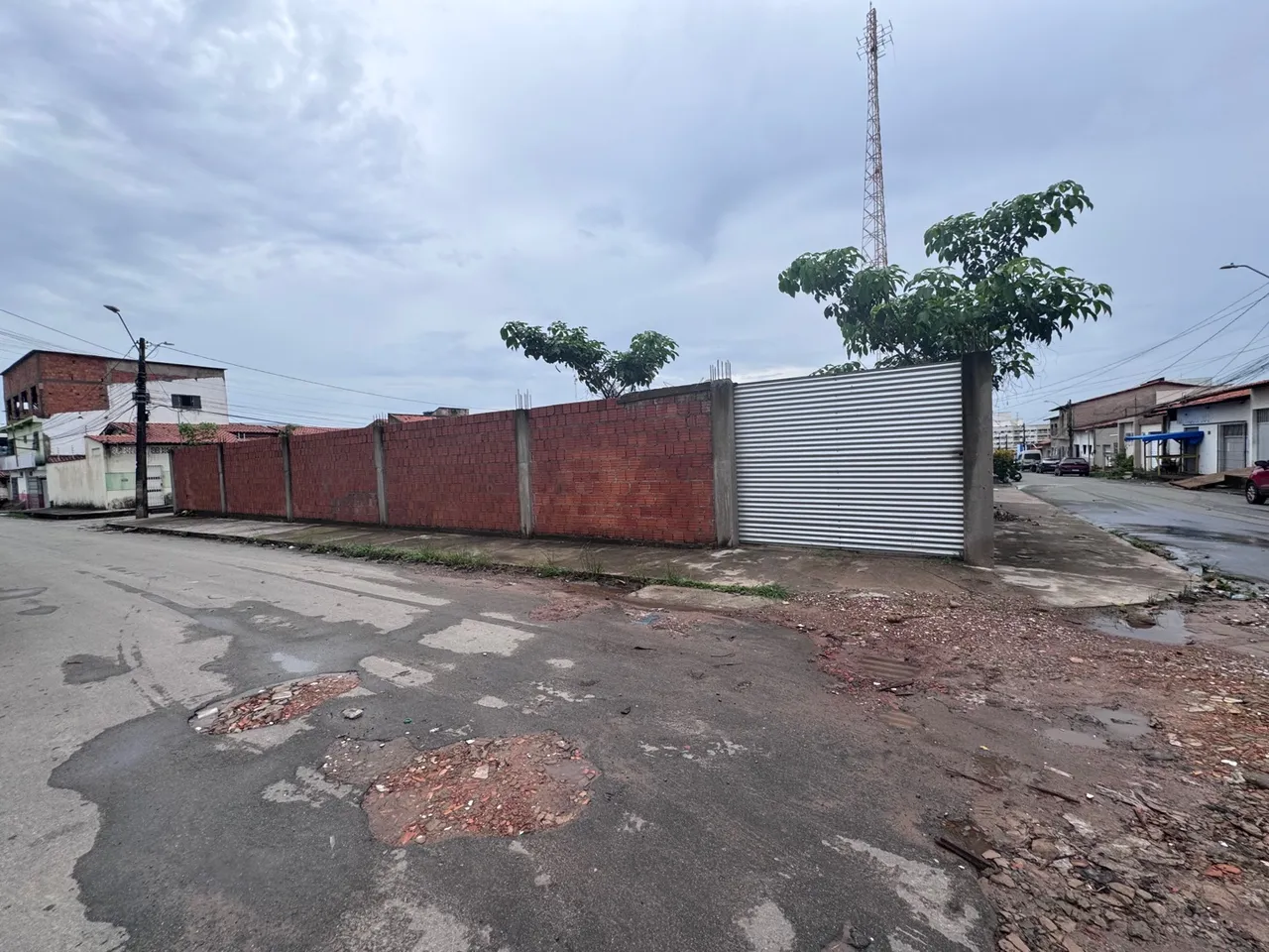 TERRENO DE ESQUINA (02 lotes) ÁREA TOTAL 252 m2 com frente a praça do Villagio