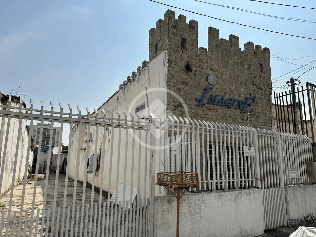 Galpão com excelente localização, no centro, com aproximadamente 370m2; banheiros, 2 vagas