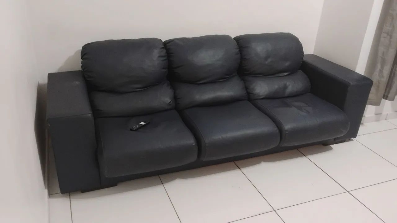 Belíssimo sofá de 3 lugares em couro - Foto 2