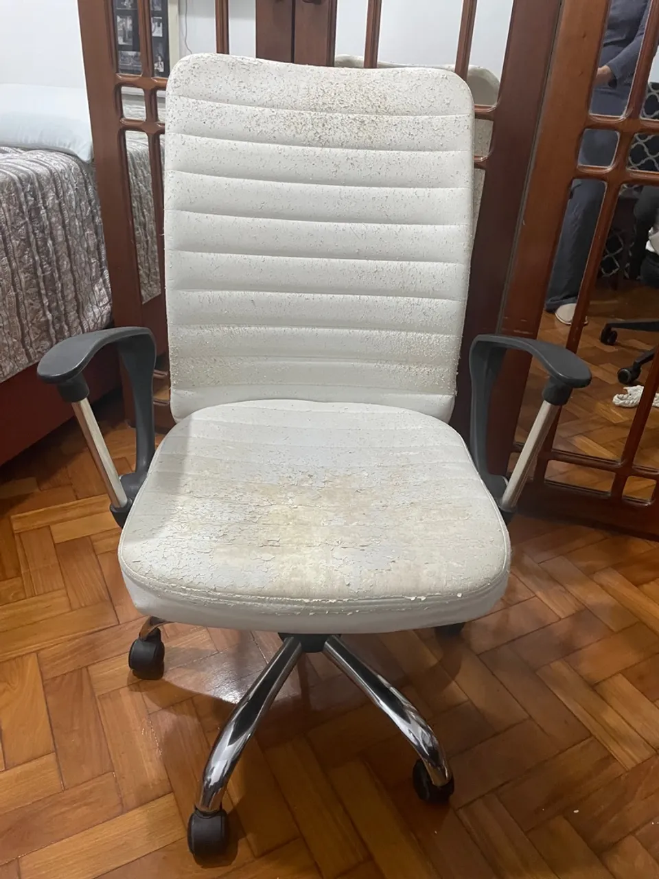 Cadeira de Escritório Branca com Rodas