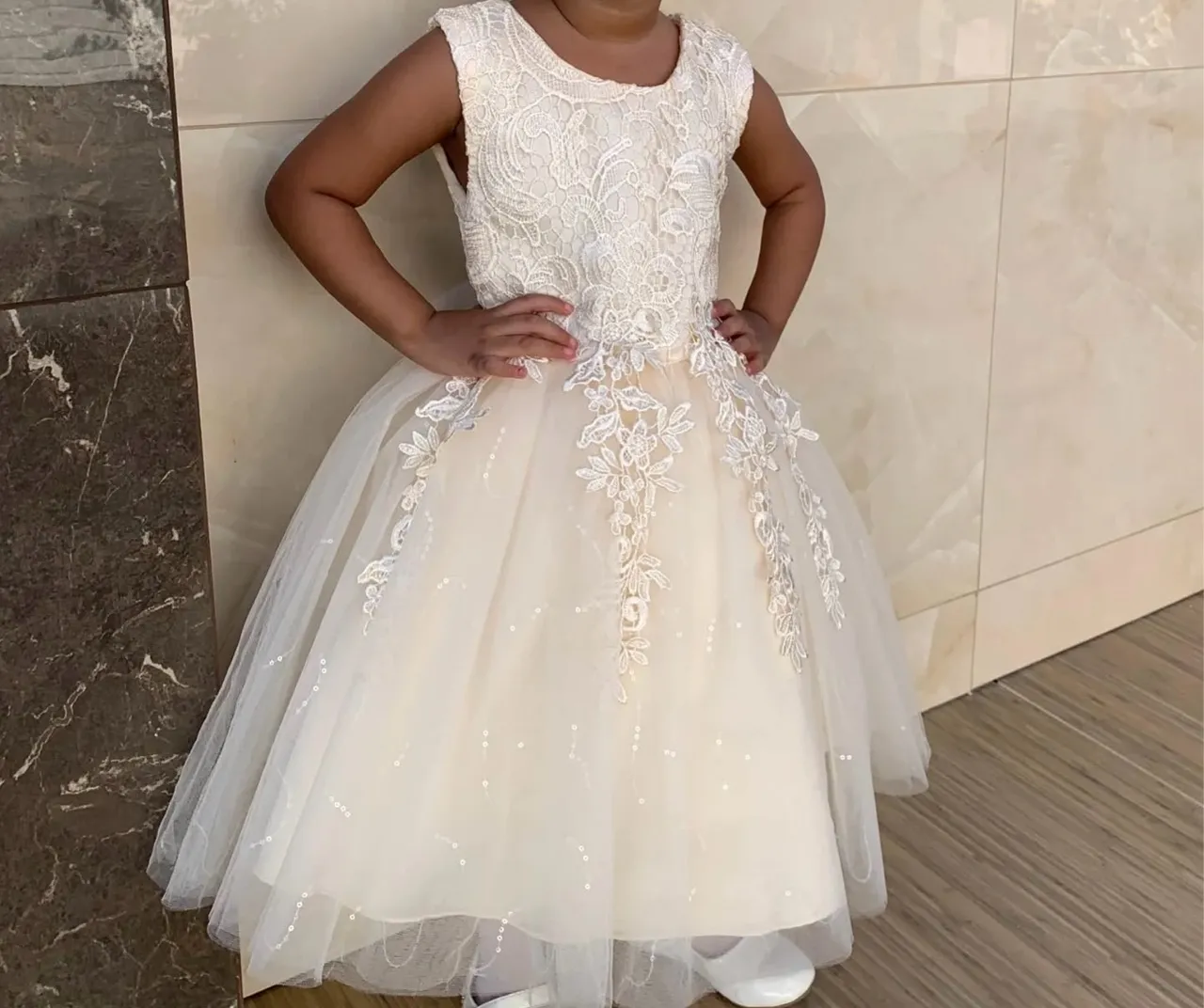 Vestido de festa infantil amarelo claro com detalhes em renda, usado apenas 1 vez