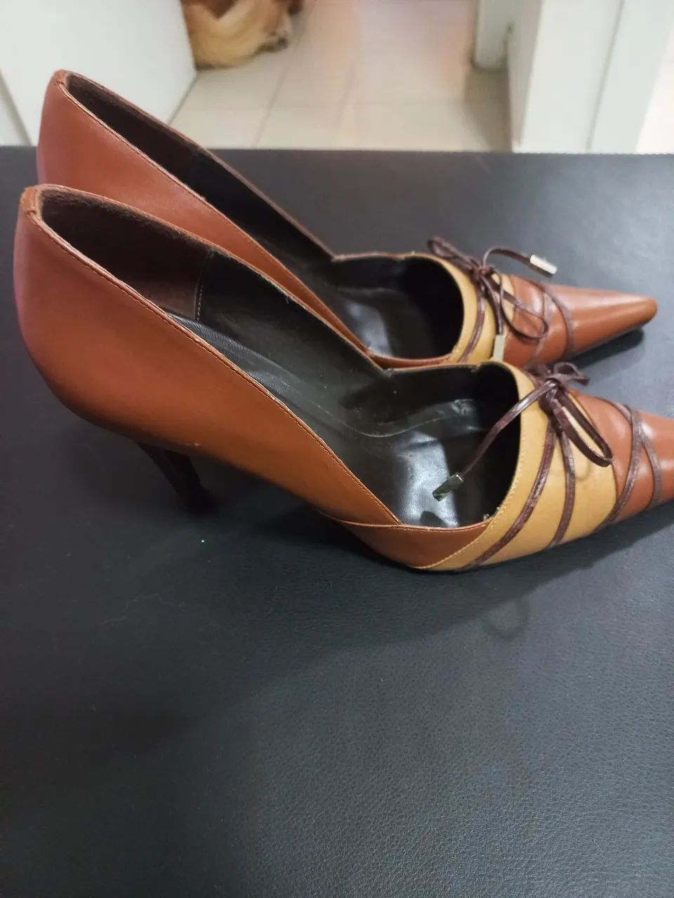 Scarpin Saad de Couro Marrom e Bege - Foto 2