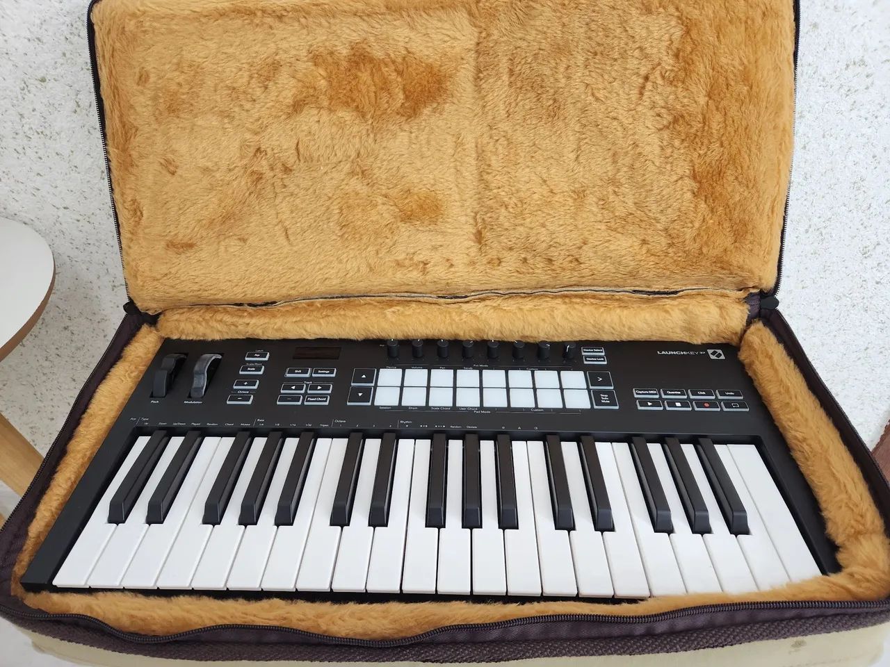 Teclado Controlador Midi Novation launchkey 37 + Semicase sob medida