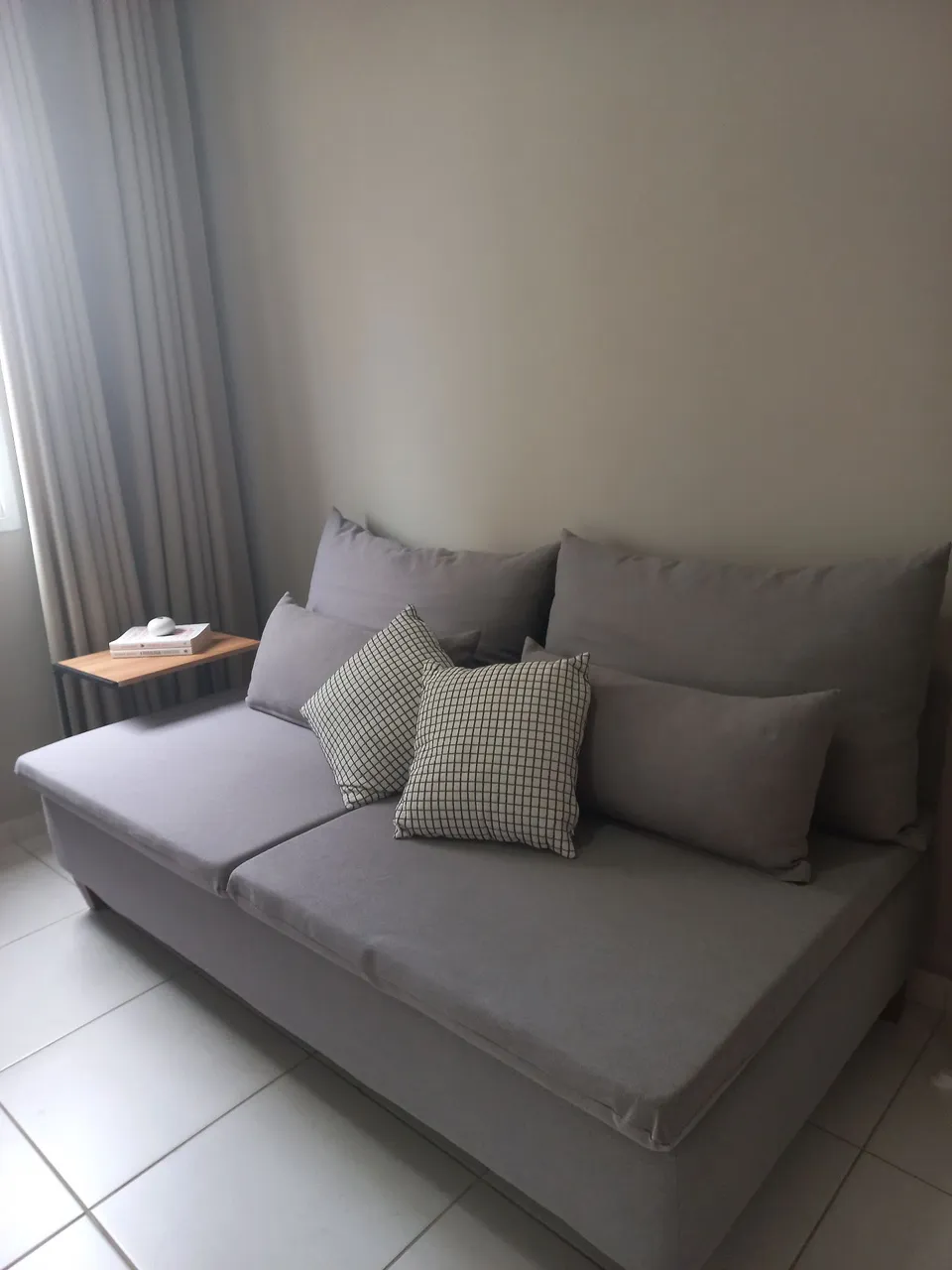 Sofá-Cama Merkel Linho Cru - Usado 850,00<br>Sofá super confortável, em tecido linho