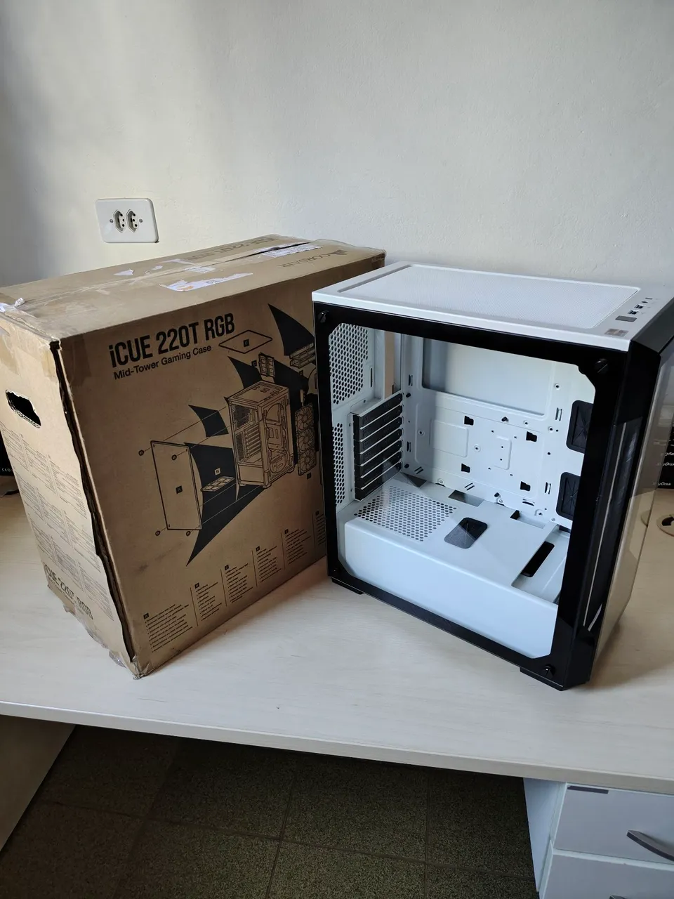 Gabinete Gamer Corsair iCUE 220T RGB Mid-Tower