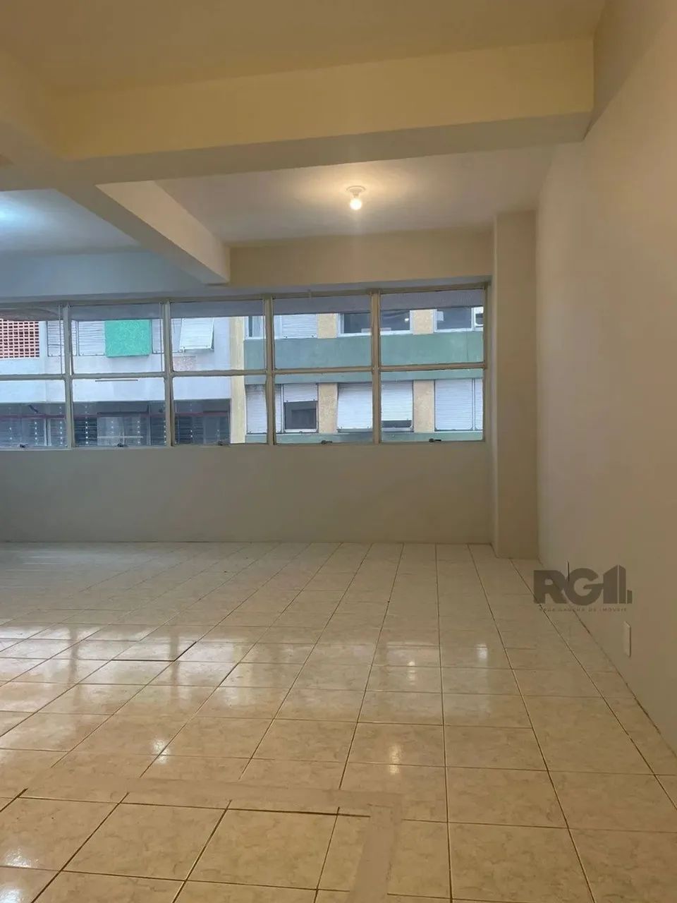 Vende jk reformado, banheiro, cozinha e piso novos. 38m² privativos, prédio com portaria. - Foto 2