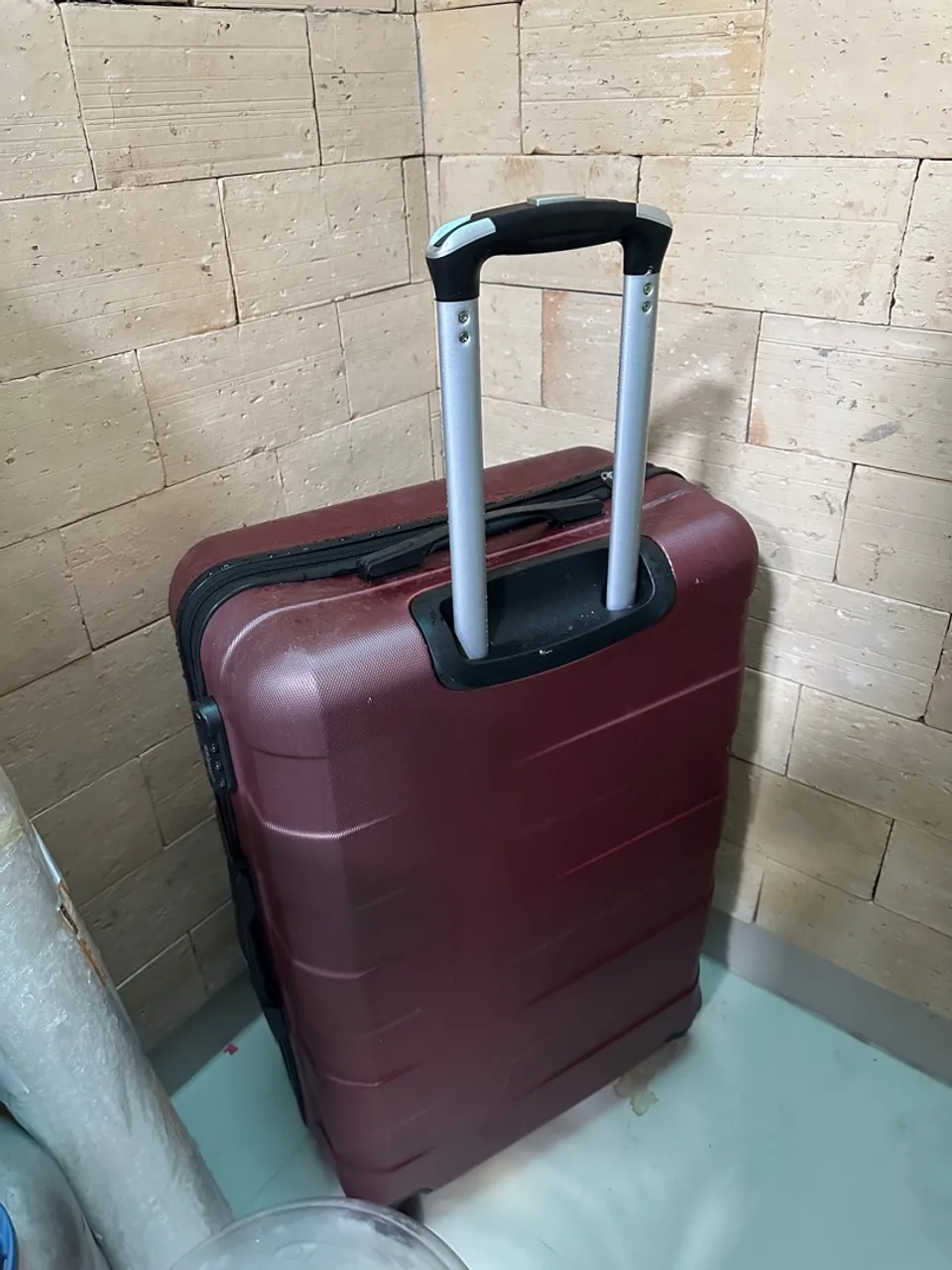 Mala de viagem rígida vermelha