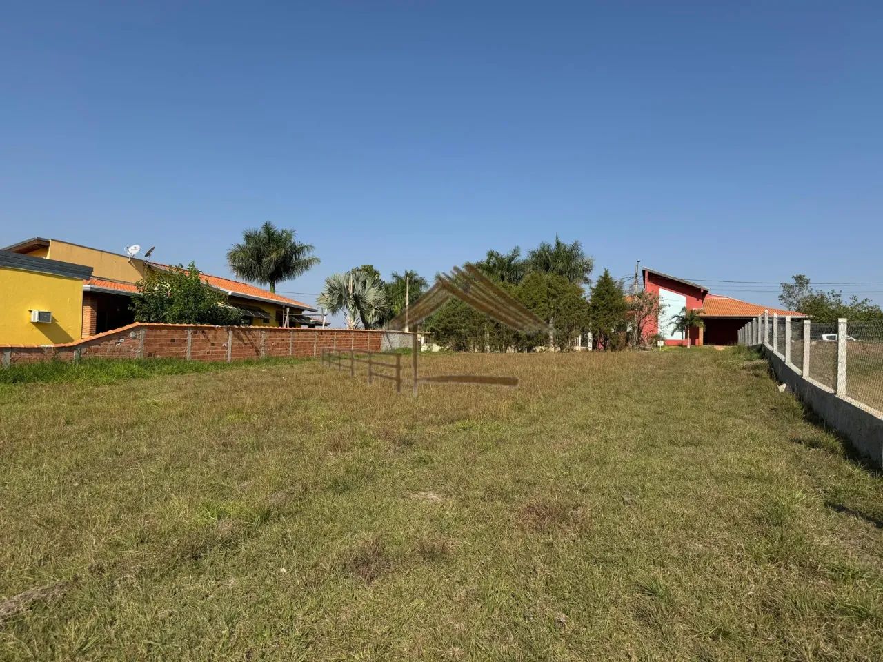 Terreno com 1.000 m² em condomínio, local tranquilo com vizinhos moradores, Porangaba SP - Foto 7