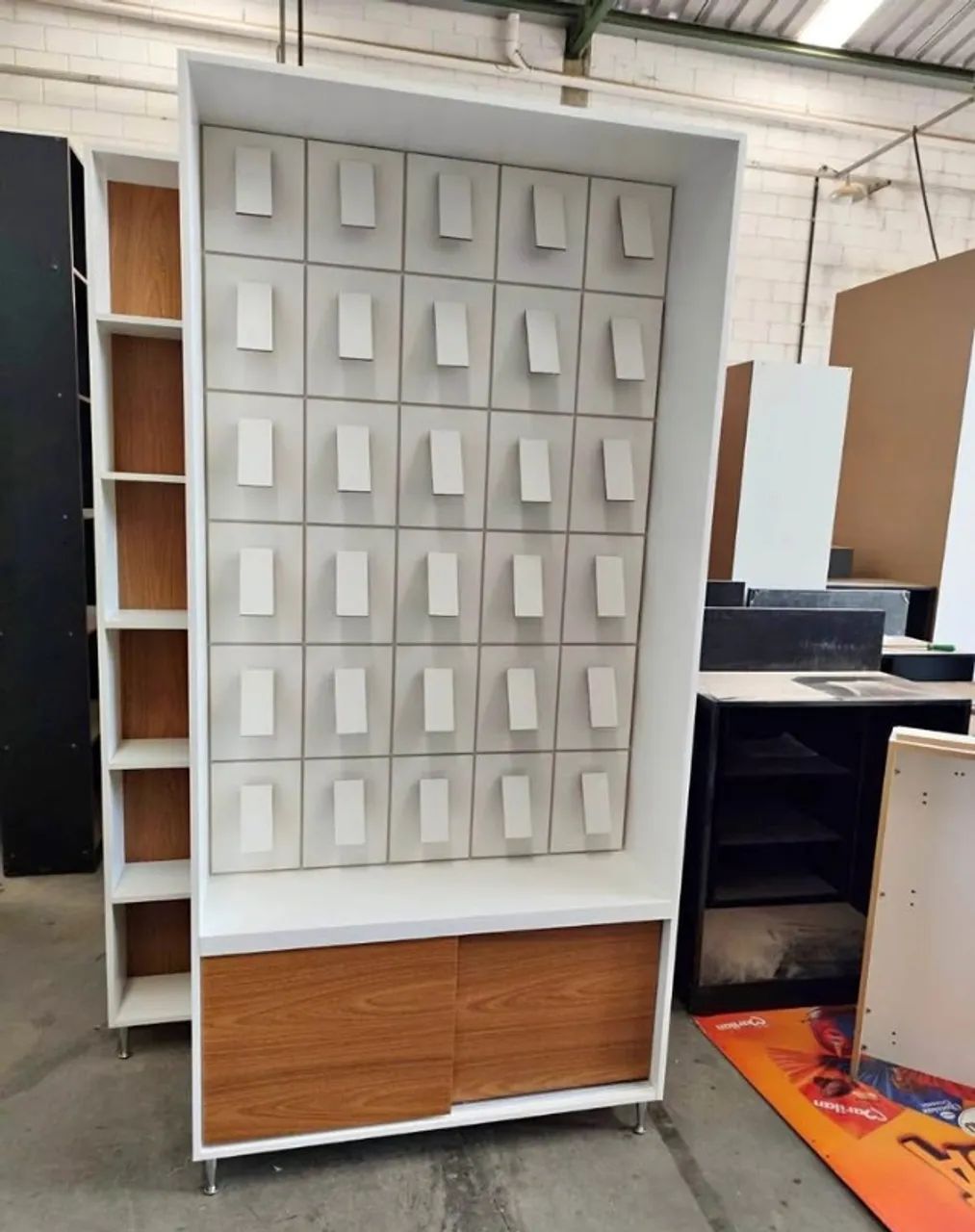 Estante expositora de capinhas MDF - Fabricamos sob medidas 