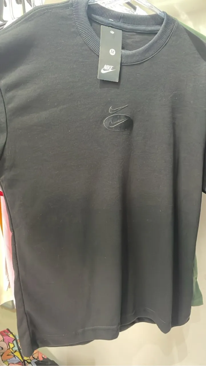 Camiseta Nike preta com logo