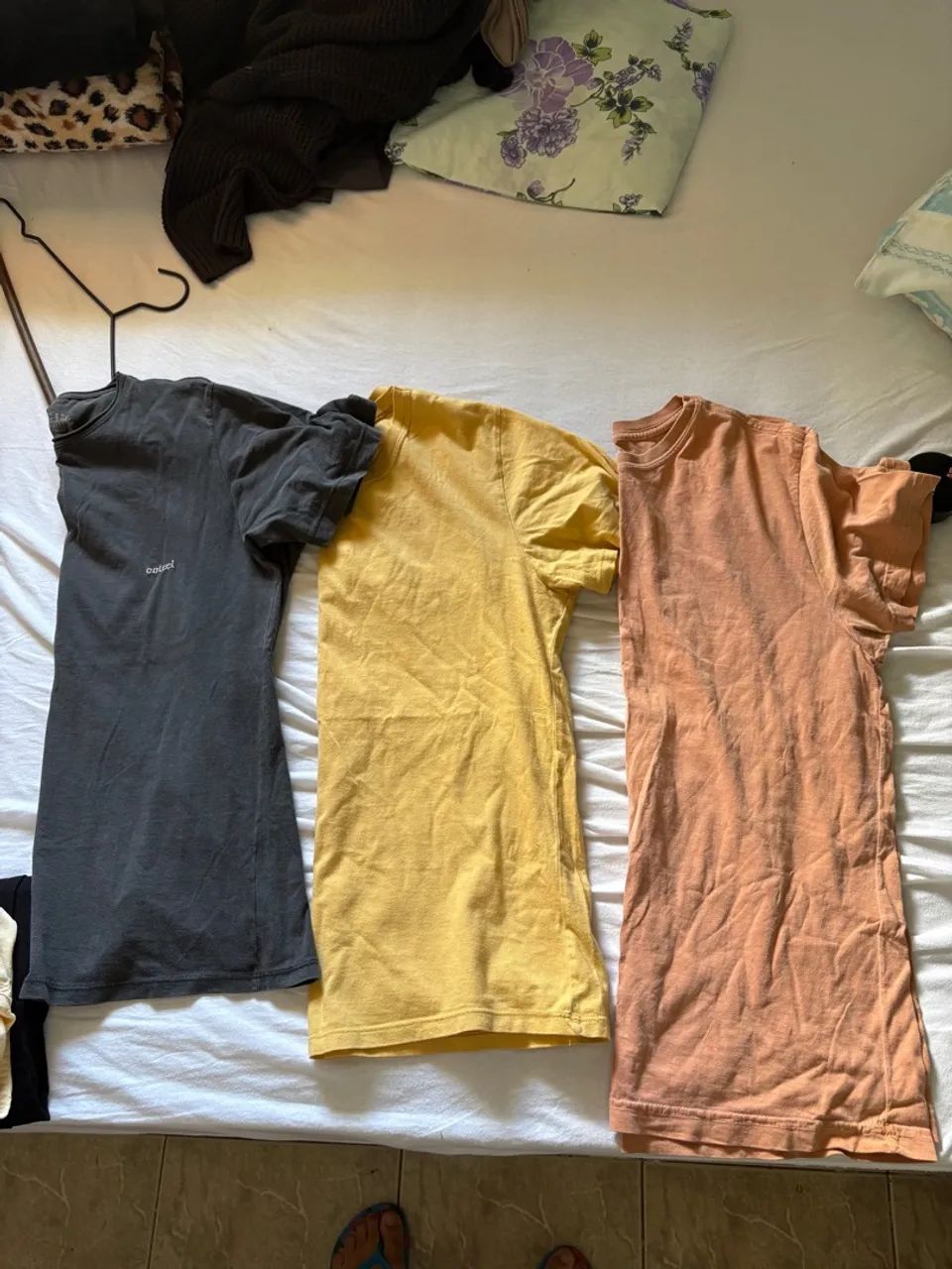 Kit com 3 camisetas coloridas