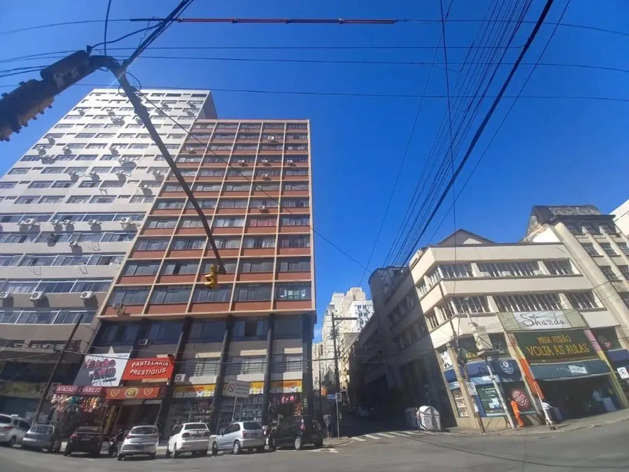 Vende apartamento um dormitório com 68,98 m² úteis, living dois ambientes, cozinha, área d