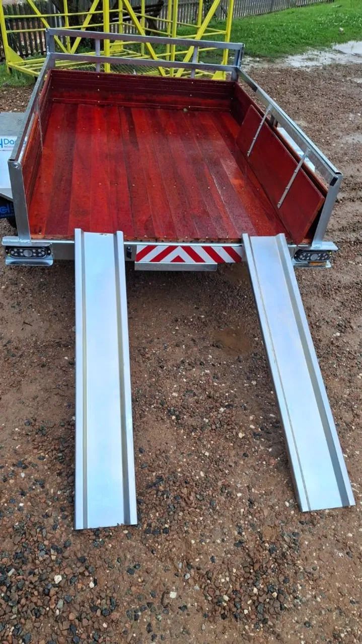 REBOQUE PRA LEVAR QUADRICICLO GRANDE E MENORES TAMBEM COM RAMPA MADEIRA DE LEI PNEUS NOVOS - Foto 4