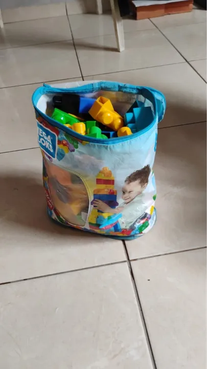 Brinquedos de montar Mega Bloks e máquina escavadeira