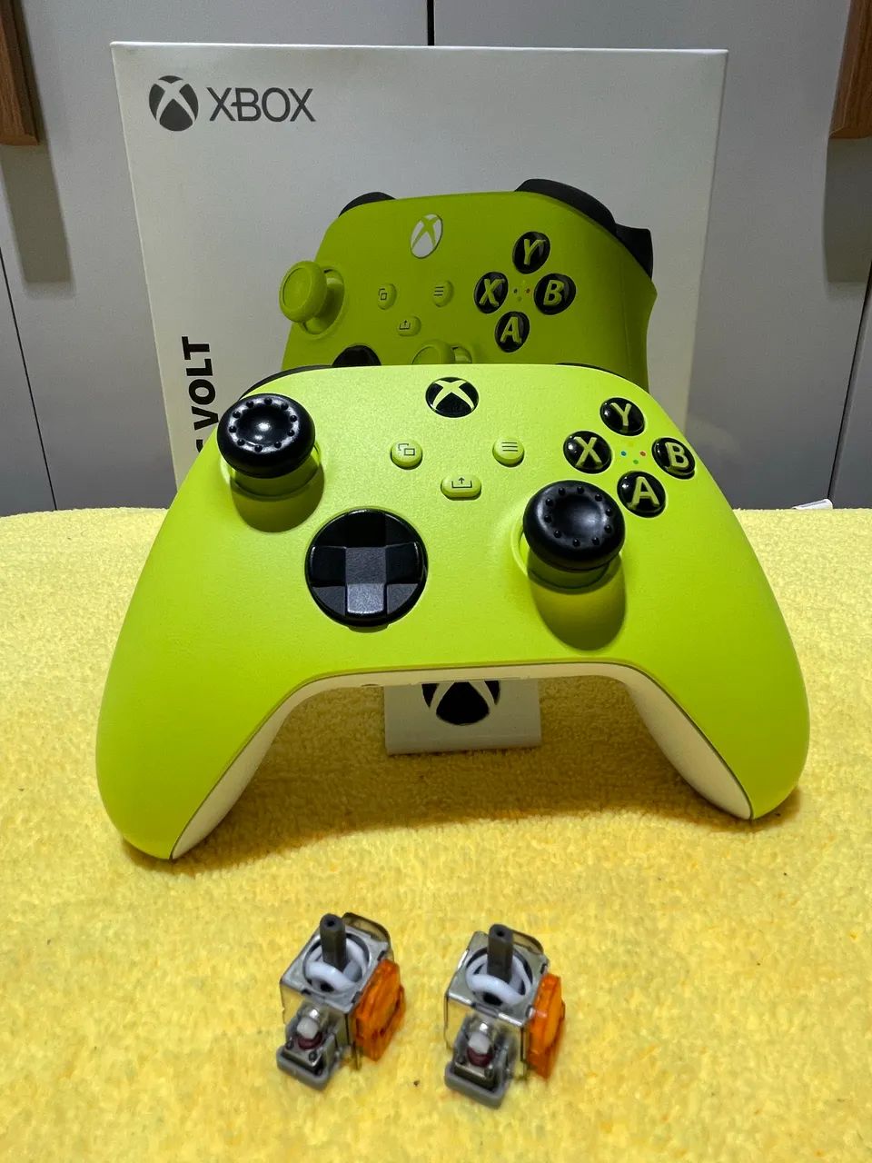 Xbox Series Controller with TMR64303554544770120
