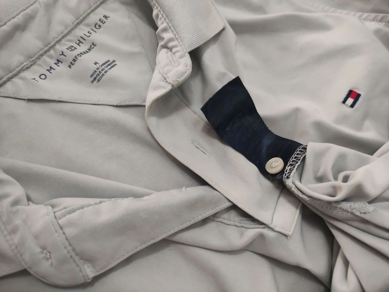 TOMMY HILFIGER PERFORMANCE POLO TAM M 45,00<br>CINZA <br>ALTURA 74CM<br>LARGURA 62CM<br>OMBRO 50CM - Foto 3