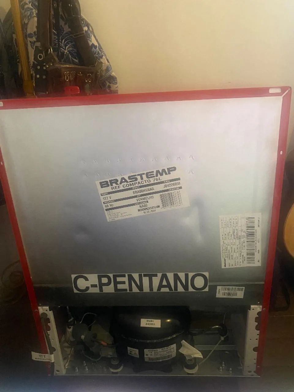VENDE-SE FRIGOBAR BRASTEMP RETRÔ 76 LITROS - CLASSIC RED - BRA08HV-  VERMELHO - 110 V. - Foto 2