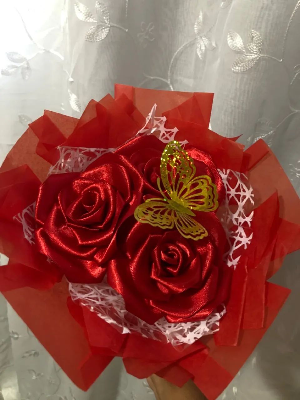 Buquê de Flores de cetim Vermelho/Amarelo com Borboleta Dourada