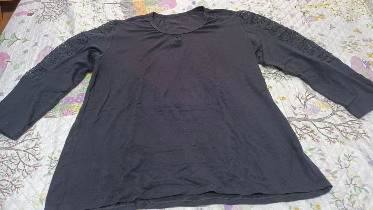 Blusa preta com detalhes em renda Plu size