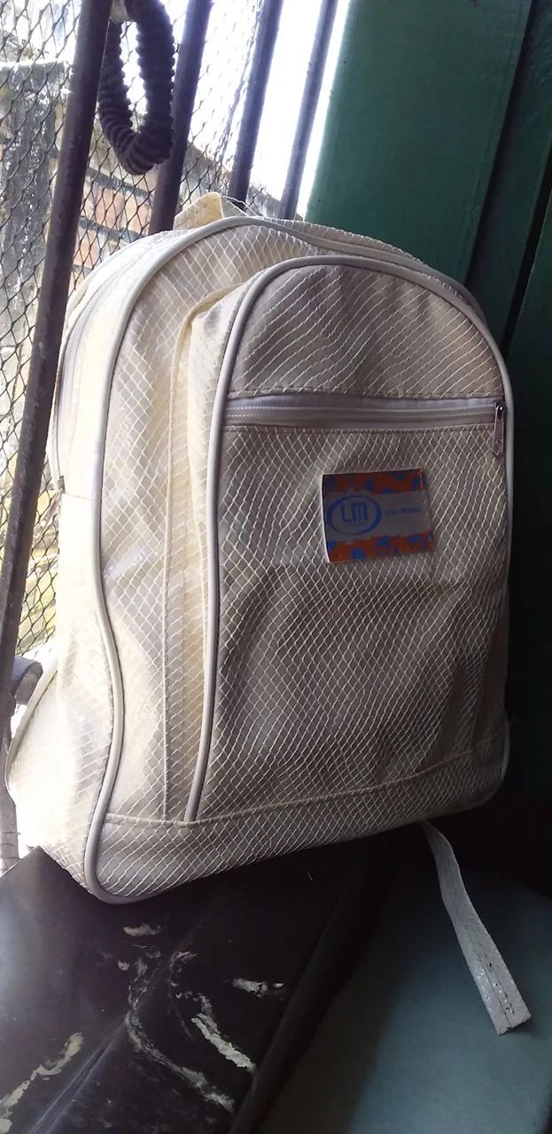 Mochila bege com detalhes em branco