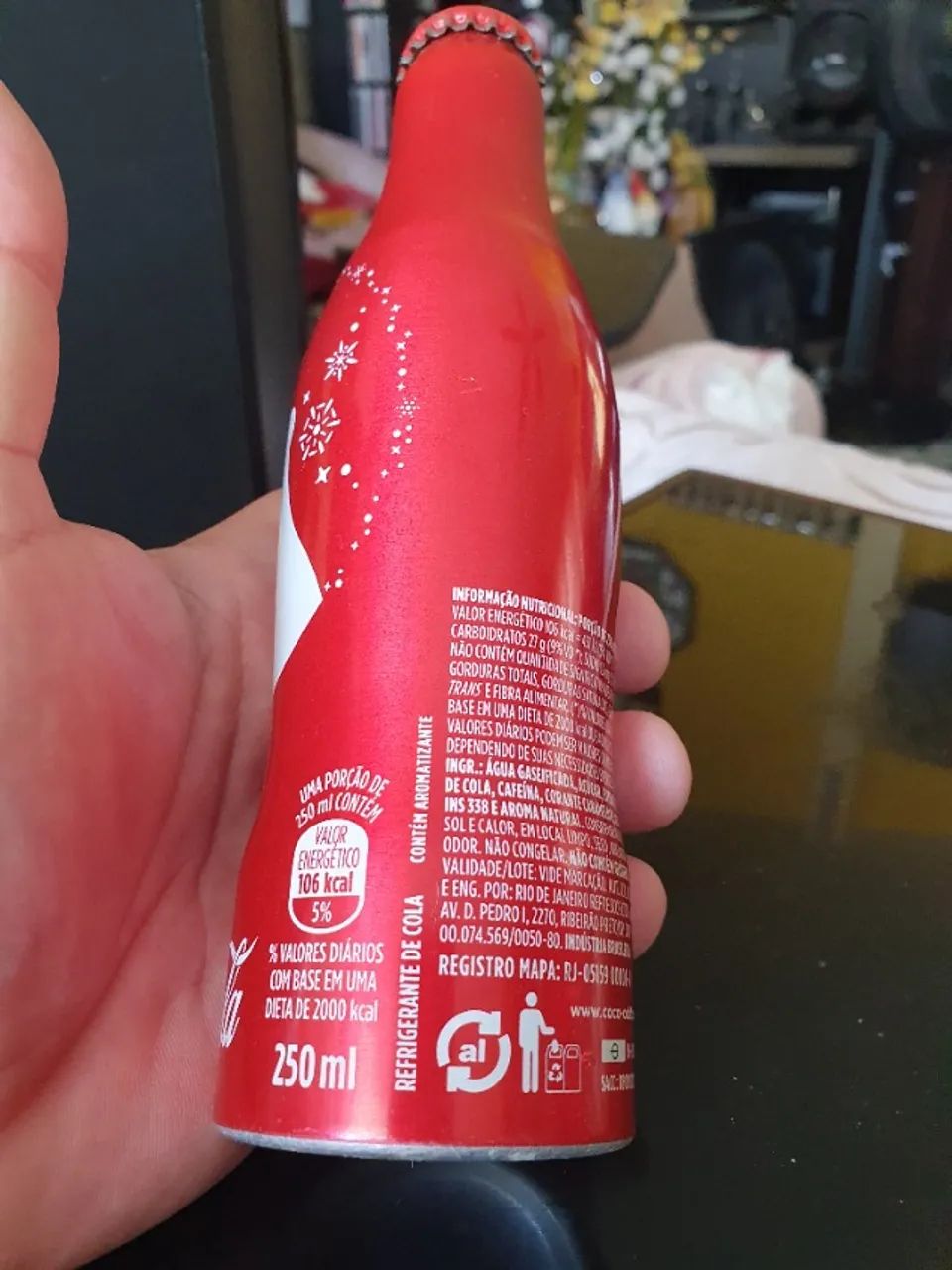 8 Garrafas Comemorativas Coca Cola Urso Polar Cheias e Vedadas - Foto 2